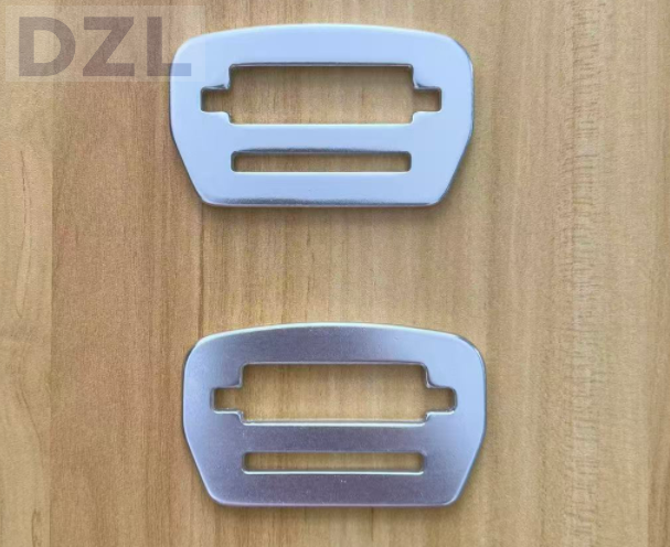 Mating buckles for safety harnesses.png